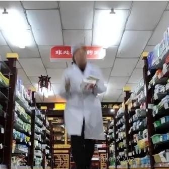 小伙漂流7小时生存挑战：金钱未花完的遗憾启示